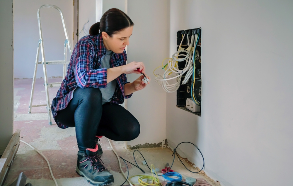 Female,Technician,With,Screwdriver,And,Terminal,Strip,Installing,Telecommunication,Box