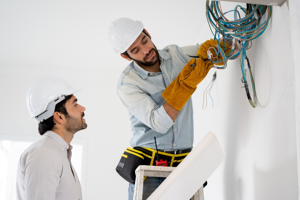 Electrician,Mounting,Wiring,For,Electric,Sockets,On,The,Construction,Site