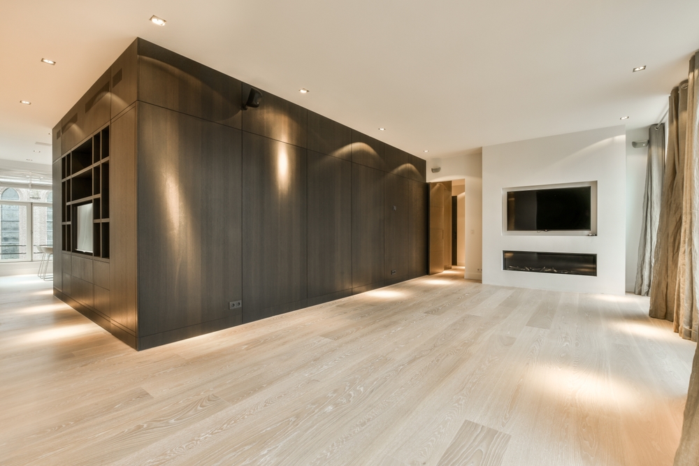 An,Empty,Living,Room,With,Wood,Flooring,And,White,Walls