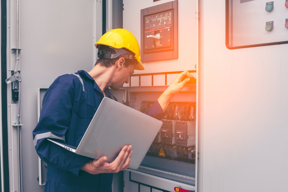 Construction,Electrician,Engineer,Caucasian,Male,Working,With,Laptop,In,Concept