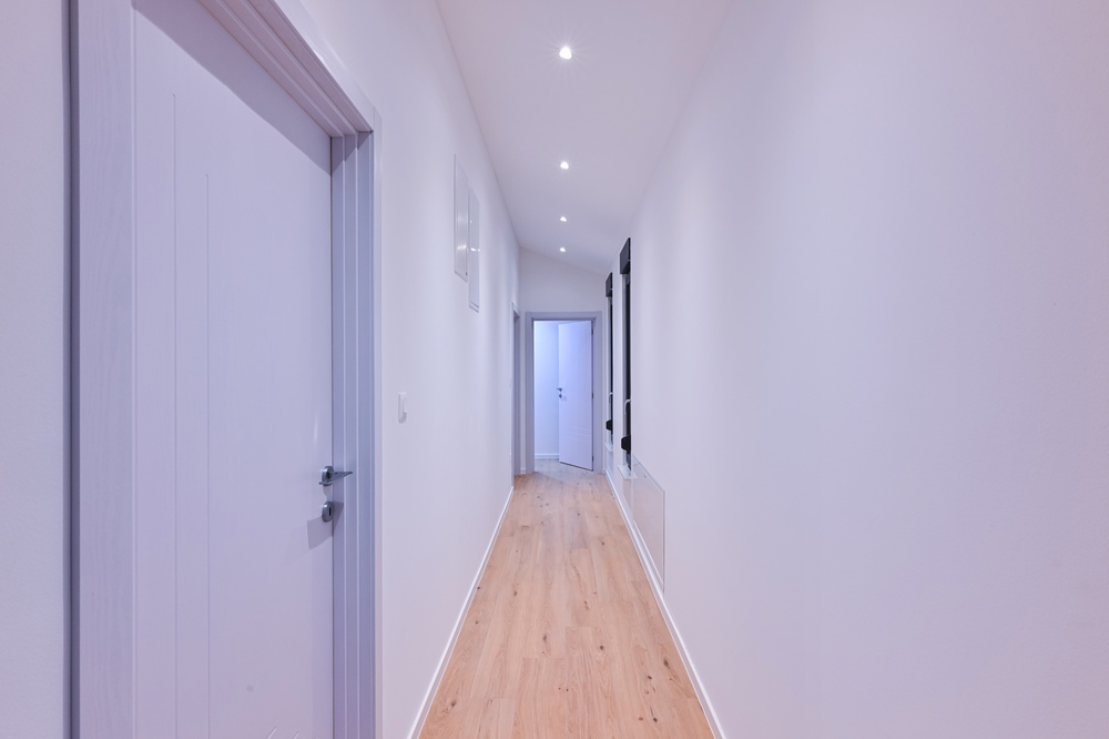 Interior,View,Of,A,Modern,White,Hallway,With,Light,Wooden